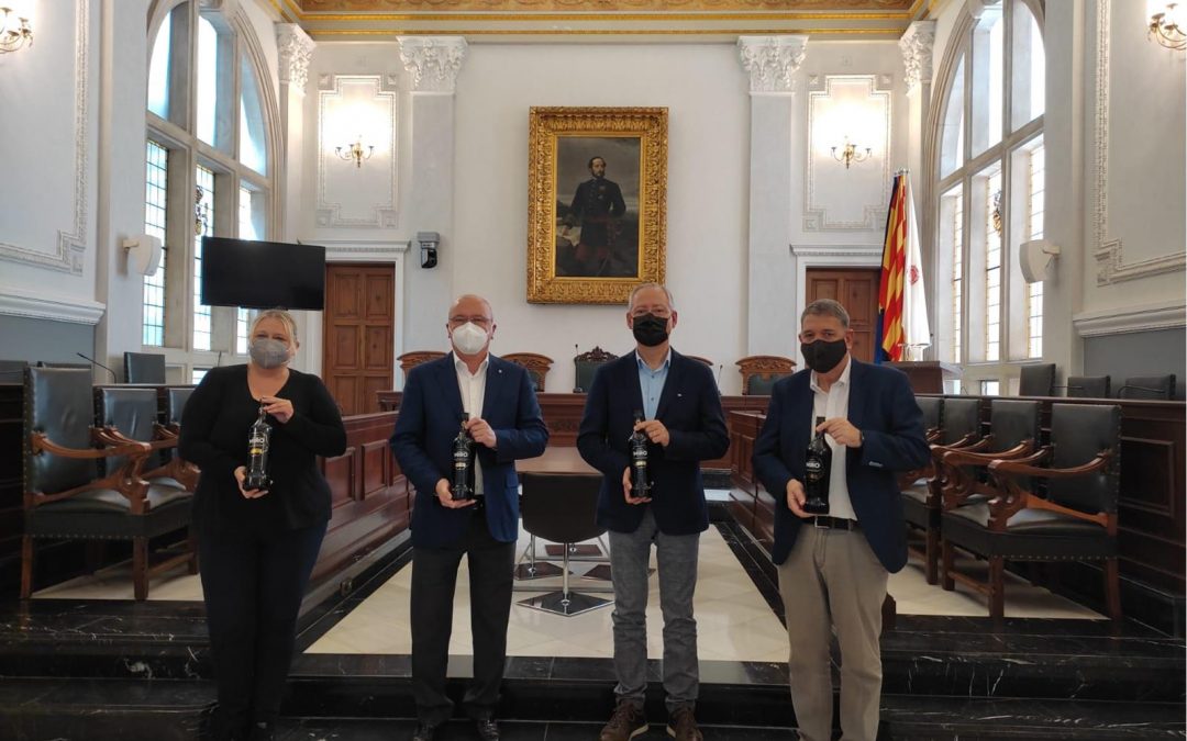 L’Ajuntament de Reus rep a Vermuts Miró en reconeixement dels premis obtinguts
