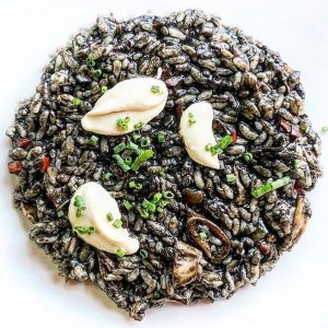 Arroz negro con calamarcitos de Cambrils y mayonesa de kimchi y Miró Vermouth