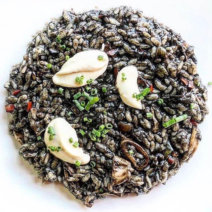 Arroz negro con calamarcitos de Cambrils y mayonesa de kimchi y Miró Vermouth