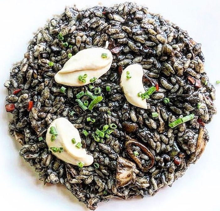 Arròs negre amb calamarsets de Cambrils i maionesa de kimchi i Miró Vermouth